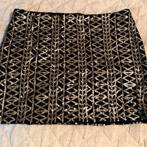 DV Dolce Vida sequined miniskirt, L, stretch banded waist, black w/ gold sequins